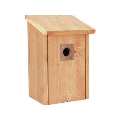 houten vogelhuisje met metalen plaatje bij de invliegopening