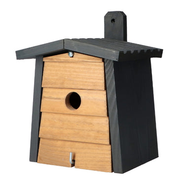 houten nestkast met zwarte buitenkant voor pimpelmezen