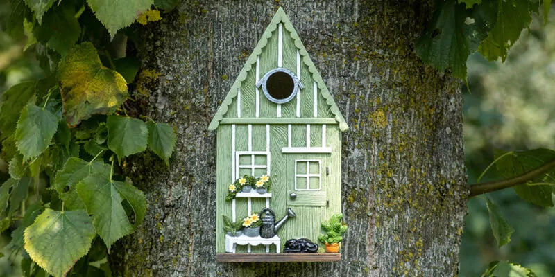 Decoratieve vogelhuisjes in verschillende kleuren