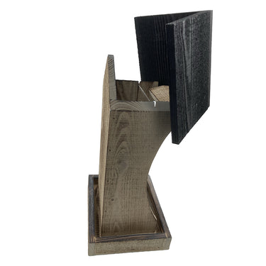 houten voedersilo met zwart dak