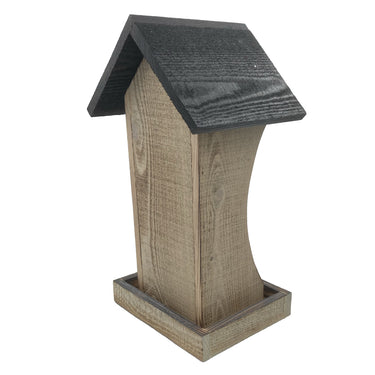 houten voedersilo met zwart dak