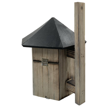 zeshoekig vogelhuisje met puntdak en metalen beschermring bij de invliegopening