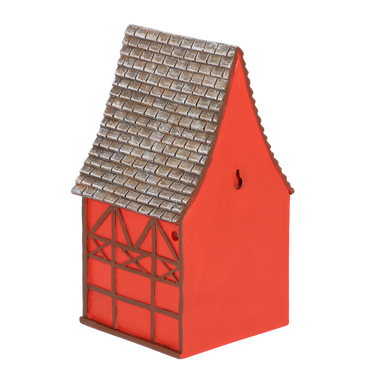 Rood huisje voor vogels in de stijl van een Duits vakwerkhuis achterkant