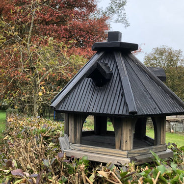 voeder huisje in hut stijl in struik