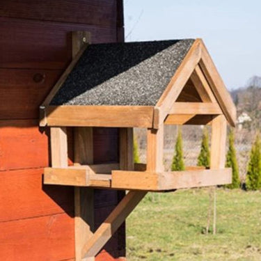 voeder huis met bitumen dak bevestigd aan muur