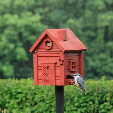 rood design vogel huisje op zwarte paal met vogeltje eraan