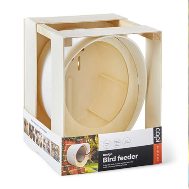 voederhuis van wit kunststof in een houten kistje