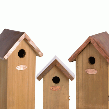 drie vogelhuisjes met koperen dakje en verschillende afmetingen