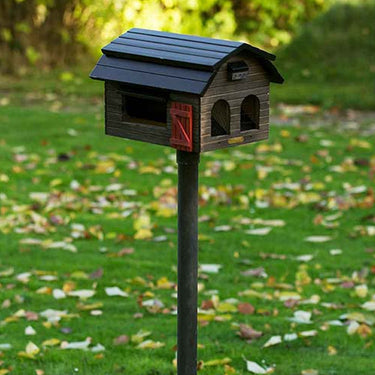 voedervogelhuis in boerderij design op paal